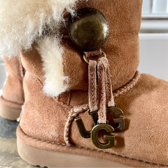 UGG Bailey Button~UGG Charms•5•Chestnut•Shearling Lined Boots From UGG Australia - Picture 5 of 12
